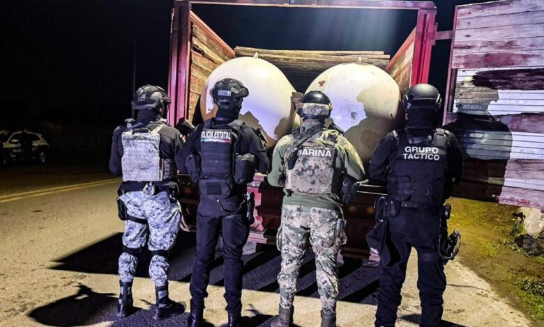 Elementos de la Secretaría de Seguridad Pública (SSP), en coordinación con la Secretaría de Marina (SEMAR) y la Guardia Nacional (GN), realizaron dos operativos simultáneos en este municipio, logrando el aseguramiento de vehículos y combustible de dudosa procedencia, así como la detención de una persona.