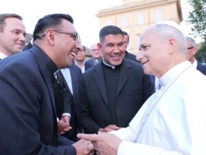 La mañana de este martes 23 de junio de 2026, el Papa León XIV recibió en la residencia de Castelgandolfo, Italia, al sacerdote Leonel Báez Téllez, integrante del clero de la Arquidiócesis de Puebla, quien se incorporará al servicio de la Santa Sede