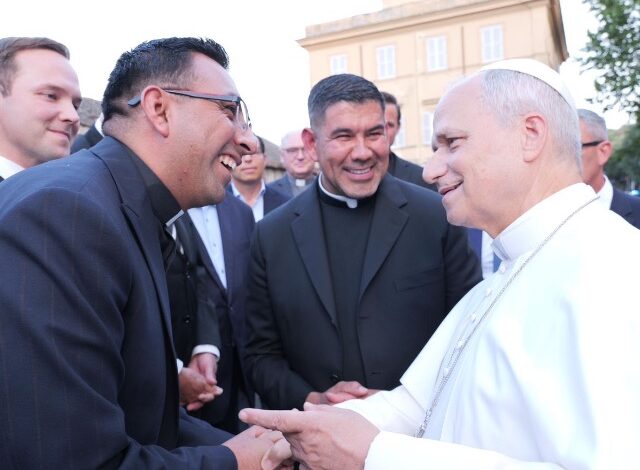 La mañana de este martes 23 de junio de 2026, el Papa León XIV recibió en la residencia de Castelgandolfo, Italia, al sacerdote Leonel Báez Téllez, integrante del clero de la Arquidiócesis de Puebla, quien se incorporará al servicio de la Santa Sede