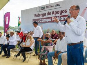 Con una inversión total de 19 millones 746 mil pesos, la Secretaría de Agricultura y Desarrollo Rural (SADR) de Puebla entregó más de 5 mil 600 sacos de semilla de sorgo a más de mil 200 productores de las microrregiones de Chiautla de Tapia e Izúcar de Matamoros