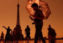 Parisinos y turistas están viviendo una semana de calor extremo, con temperaturas rondando los 40 °C, que les obligó a adaptar precipitadamente sus hábitos a este fenómeno vinculado al cambio climático y cada vez más presente en su día a día.
