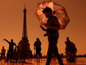 La Torre Eiffel y otros de los monumentos más emblemáticos de París anunciaron cierres anticipados para este fin de semana debido a las temperaturas extremas