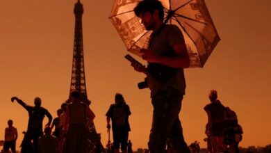 Parisinos y turistas están viviendo una semana de calor extremo, con temperaturas rondando los 40 °C, que les obligó a adaptar precipitadamente sus hábitos a este fenómeno vinculado al cambio climático y cada vez más presente en su día a día.