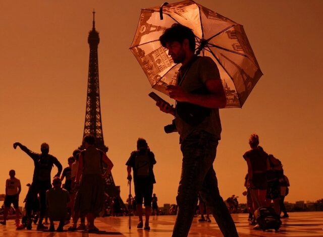 Parisinos y turistas están viviendo una semana de calor extremo, con temperaturas rondando los 40 °C, que les obligó a adaptar precipitadamente sus hábitos a este fenómeno vinculado al cambio climático y cada vez más presente en su día a día.
