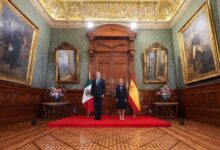 En un hecho histórico que marca el deshielo diplomático entre ambas naciones, la presidenta de México, Claudia Sheinbaum Pardo, recibió este jueves en la Puerta de Honor de Palacio Nacional al rey de España, Felipe VI.