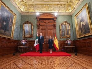 En un hecho histórico que marca el deshielo diplomático entre ambas naciones, la presidenta de México, Claudia Sheinbaum Pardo, recibió este jueves en la Puerta de Honor de Palacio Nacional al rey de España, Felipe VI.
