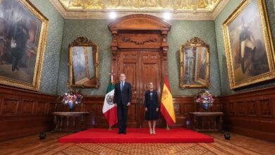 En un hecho histórico que marca el deshielo diplomático entre ambas naciones, la presidenta de México, Claudia Sheinbaum Pardo, recibió este jueves en la Puerta de Honor de Palacio Nacional al rey de España, Felipe VI.