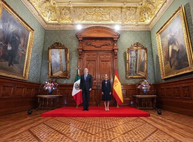 En un hecho histórico que marca el deshielo diplomático entre ambas naciones, la presidenta de México, Claudia Sheinbaum Pardo, recibió este jueves en la Puerta de Honor de Palacio Nacional al rey de España, Felipe VI.