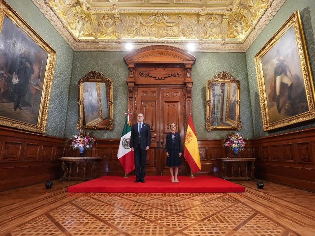 En un hecho histórico que marca el deshielo diplomático entre ambas naciones, la presidenta de México, Claudia Sheinbaum Pardo, recibió este jueves en la Puerta de Honor de Palacio Nacional al rey de España, Felipe VI.