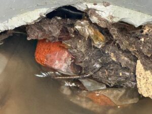 Trabajos de desazolve de emergencia y limpieza fueron desplegados por el Gobierno Municipal de San Martín Texmelucan en la zona de La Joya-El Cerrito, luego de que un taponamiento masivo de basura y escombro en el colector sanitario provocara el retorno de aguas residuales y afectara a cinco viviendas.