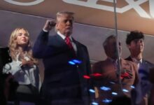 El presidente de los Estados Unidos, Donald Trump, vivió una tensa recepción la noche del lunes al convertirse en el primer mandatario en funciones en asistir a un partido de las Finales de la NBA. Durante la entonación del himno nacional previo al Juego 3 entre los New York Knicks y los San Antonio Spurs, el público del Madison Square Garden reaccionó con un sonoro y mayoritario abucheo en el momento exacto en que el mandatario fue enfocado por las pantallas gigantes del estadio.