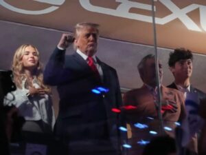 El presidente de los Estados Unidos, Donald Trump, vivió una tensa recepción la noche del lunes al convertirse en el primer mandatario en funciones en asistir a un partido de las Finales de la NBA. Durante la entonación del himno nacional previo al Juego 3 entre los New York Knicks y los San Antonio Spurs, el público del Madison Square Garden reaccionó con un sonoro y mayoritario abucheo en el momento exacto en que el mandatario fue enfocado por las pantallas gigantes del estadio.