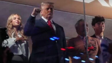 El presidente de los Estados Unidos, Donald Trump, vivió una tensa recepción la noche del lunes al convertirse en el primer mandatario en funciones en asistir a un partido de las Finales de la NBA. Durante la entonación del himno nacional previo al Juego 3 entre los New York Knicks y los San Antonio Spurs, el público del Madison Square Garden reaccionó con un sonoro y mayoritario abucheo en el momento exacto en que el mandatario fue enfocado por las pantallas gigantes del estadio.