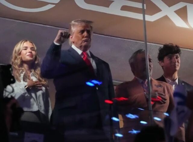 El presidente de los Estados Unidos, Donald Trump, vivió una tensa recepción la noche del lunes al convertirse en el primer mandatario en funciones en asistir a un partido de las Finales de la NBA. Durante la entonación del himno nacional previo al Juego 3 entre los New York Knicks y los San Antonio Spurs, el público del Madison Square Garden reaccionó con un sonoro y mayoritario abucheo en el momento exacto en que el mandatario fue enfocado por las pantallas gigantes del estadio.