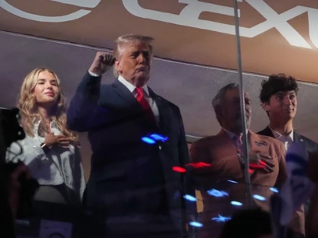 El presidente de los Estados Unidos, Donald Trump, vivió una tensa recepción la noche del lunes al convertirse en el primer mandatario en funciones en asistir a un partido de las Finales de la NBA. Durante la entonación del himno nacional previo al Juego 3 entre los New York Knicks y los San Antonio Spurs, el público del Madison Square Garden reaccionó con un sonoro y mayoritario abucheo en el momento exacto en que el mandatario fue enfocado por las pantallas gigantes del estadio.