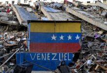 La crisis sanitaria y humanitaria se agudiza en Venezuela tras los devastadores terremotos de magnitud 7.2 y 7.5 que sacudieron al país el pasado miércoles. Ante el colapso absoluto de la red hospitalaria y la falta de servicios funerarios, los ciudadanos se están viendo obligados a trasladar los cuerpos de sus familiares fallecidos hasta las morgues