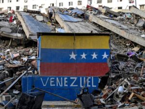 La crisis sanitaria y humanitaria se agudiza en Venezuela tras los devastadores terremotos de magnitud 7.2 y 7.5 que sacudieron al país el pasado miércoles. Ante el colapso absoluto de la red hospitalaria y la falta de servicios funerarios, los ciudadanos se están viendo obligados a trasladar los cuerpos de sus familiares fallecidos hasta las morgues