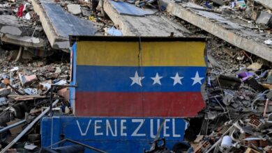 La crisis sanitaria y humanitaria se agudiza en Venezuela tras los devastadores terremotos de magnitud 7.2 y 7.5 que sacudieron al país el pasado miércoles. Ante el colapso absoluto de la red hospitalaria y la falta de servicios funerarios, los ciudadanos se están viendo obligados a trasladar los cuerpos de sus familiares fallecidos hasta las morgues