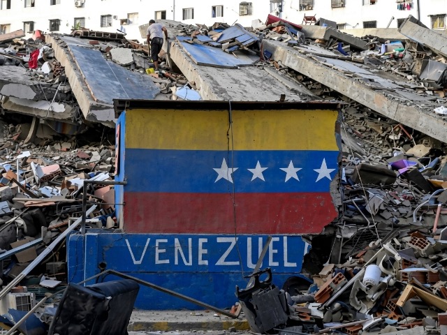 La crisis sanitaria y humanitaria se agudiza en Venezuela tras los devastadores terremotos de magnitud 7.2 y 7.5 que sacudieron al país el pasado miércoles. Ante el colapso absoluto de la red hospitalaria y la falta de servicios funerarios, los ciudadanos se están viendo obligados a trasladar los cuerpos de sus familiares fallecidos hasta las morgues