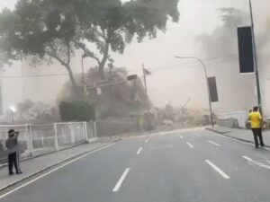 Un fuerte temblor de magnitud 7.1 sacudió el territorio venezolano la tarde de este miércoles 24 de junio de 2026, desatando escenas de pánico generalizado, la evacuación inmediata de edificaciones en Caracas