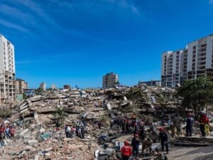 La infraestructura médica y los servicios forenses de Venezuela se encuentran al borde del colapso tras el devastador doble terremoto que azotó al país. La Organización Mundial de la Salud (OMS) reportó que el sismo dejó al menos 38 hospitales afectados y las morgues saturadas,