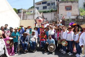 El color, el arte popular y las monumentales figuras de cartonería volverán a inundar las calles de Atlixco. La presidenta municipal, Ariadna Ayala, anunció oficialmente el lanzamiento de la convocatoria para la cuarta edición del tradicional Desfile de Mojigangas 2026.