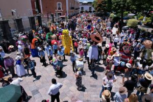 El color, el arte popular y las monumentales figuras de cartonería volverán a inundar las calles de Atlixco. La presidenta municipal, Ariadna Ayala, anunció oficialmente el lanzamiento de la convocatoria para la cuarta edición del tradicional Desfile de Mojigangas 2026.