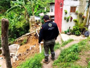 Un hombre de 64 años fue rescatado tras quedar parcialmente sepultado por un deslizamiento de tierra en la colonia Ojo de Agua, perteneciente al municipio de Xicotepec.