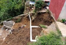 Un hombre de 64 años fue rescatado tras quedar parcialmente sepultado por un deslizamiento de tierra en la colonia Ojo de Agua, perteneciente al municipio de Xicotepec.
