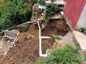 Un hombre de 64 años fue rescatado tras quedar parcialmente sepultado por un deslizamiento de tierra en la colonia Ojo de Agua, perteneciente al municipio de Xicotepec.