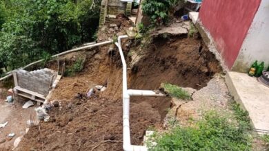 Un hombre de 64 años fue rescatado tras quedar parcialmente sepultado por un deslizamiento de tierra en la colonia Ojo de Agua, perteneciente al municipio de Xicotepec.