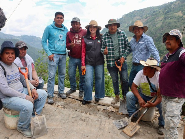 Como parte de los apoyos sociales del programa "Transformando Caminos", la presidenta municipal de Zacatlán, Bety Sánchez, encabezó junto a los habitantes de Atenco
