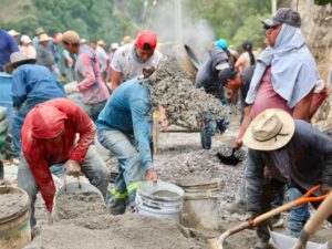 Como parte de los apoyos sociales del programa "Transformando Caminos", la presidenta municipal de Zacatlán, Bety Sánchez, encabezó junto a los habitantes de Atenco