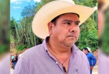 El presidente municipal de San Miguel Amatitlán, Joel Ángel Bravo Martínez, fue asesinado a balazos la mañana de este sábado 13 de junio afuera de su domicilio, ubicado en la región de la Mixteca oaxaqueña
