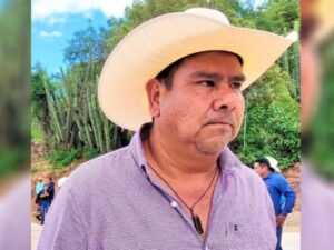 El presidente municipal de San Miguel Amatitlán, Joel Ángel Bravo Martínez, fue asesinado a balazos la mañana de este sábado 13 de junio afuera de su domicilio, ubicado en la región de la Mixteca oaxaqueña