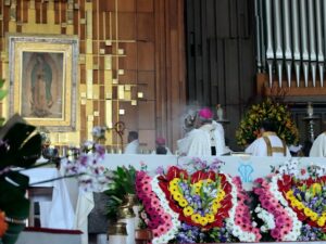Tras cinco décadas de guiar con templanza y entrega el caminar espiritual de la Iglesia y consolidar una vida entera al servicio de Dios, el Arzobispo de Puebla, Monseñor Víctor Sánchez Espinosa, celebra un legado profundamente marcado por la cercanía con sus comunidades, la vocación de servicio y una inquebrantable dedicación al ministerio.