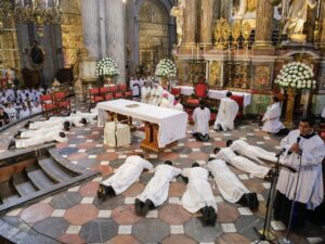 Tras cinco décadas de guiar con templanza y entrega el caminar espiritual de la Iglesia y consolidar una vida entera al servicio de Dios, el Arzobispo de Puebla, Monseñor Víctor Sánchez Espinosa, celebra un legado profundamente marcado por la cercanía con sus comunidades, la vocación de servicio y una inquebrantable dedicación al ministerio.
