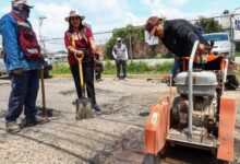 La presidenta municipal, Tonantzin Fernández, encabezó una jornada de supervisión de los avances del programa Bachetón 2026 en el barrio de Santiago Mixquitla
