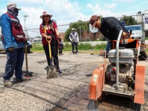 La presidenta municipal, Tonantzin Fernández, encabezó una jornada de supervisión de los avances del programa Bachetón 2026 en el barrio de Santiago Mixquitla