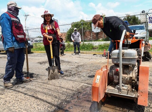 La presidenta municipal, Tonantzin Fernández, encabezó una jornada de supervisión de los avances del programa Bachetón 2026 en el barrio de Santiago Mixquitla