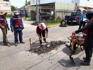 La presidenta municipal, Tonantzin Fernández, encabezó una jornada de supervisión de los avances del programa Bachetón 2026 en el barrio de Santiago Mixquitla