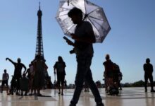 El calor asfixiante que golpea el oeste de Europa, estrechamente vinculado al cambio climático, se intensificó este lunes. La situación es especialmente crítica en Francia, donde las autoridades confirmaron el fallecimiento de dos niños que fueron hallados dentro de un automóvil.
