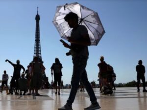El calor asfixiante que golpea el oeste de Europa, estrechamente vinculado al cambio climático, se intensificó este lunes. La situación es especialmente crítica en Francia, donde las autoridades confirmaron el fallecimiento de dos niños que fueron hallados dentro de un automóvil.