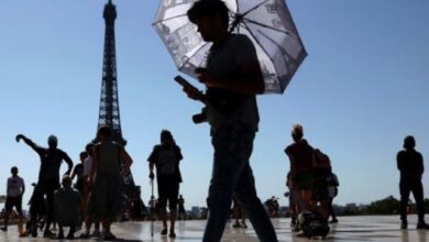 El calor asfixiante que golpea el oeste de Europa, estrechamente vinculado al cambio climático, se intensificó este lunes. La situación es especialmente crítica en Francia, donde las autoridades confirmaron el fallecimiento de dos niños que fueron hallados dentro de un automóvil.