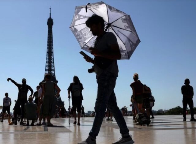 El calor asfixiante que golpea el oeste de Europa, estrechamente vinculado al cambio climático, se intensificó este lunes. La situación es especialmente crítica en Francia, donde las autoridades confirmaron el fallecimiento de dos niños que fueron hallados dentro de un automóvil.