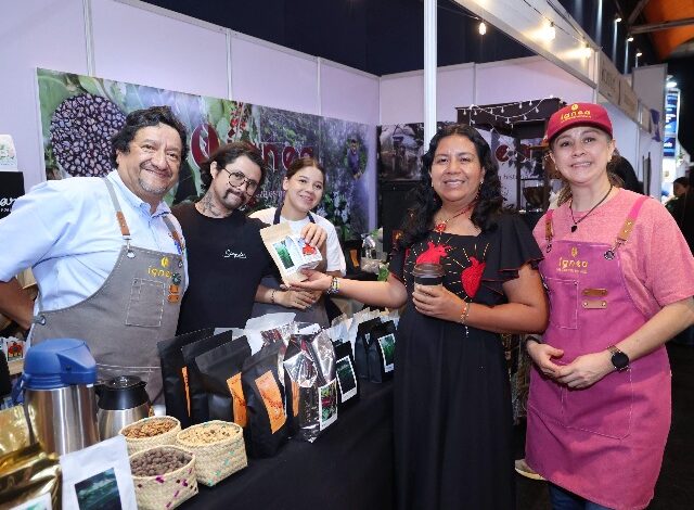 La Convención Nacional del Café (CONCAFÉ) 2026 vive sus días más cruciales en el Centro de Convenciones de Puebla. Actualmente se desarrollan las etapas preliminares del Concurso de Calidad en Taza “Por Amor a Puebla” 2026