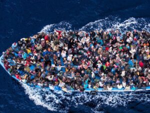 Por primera vez en una década, el mapa del desplazamiento forzado en el mundo muestra un leve respiro. Según el último balance presentado por la Agencia de la ONU para los Refugiados (ACNUR), el número de personas obligadas a huir de la violencia