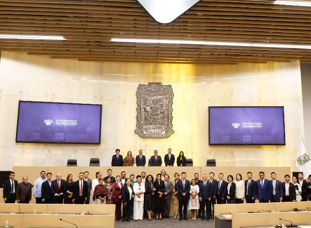 El embajador de la República Popular China en México, Chen Daojiang, visitó el Congreso de Puebla, donde fue recibido por el presidente de la Junta de Gobierno y Coordinación Política, Pável Gaspar, junto a un grupo de diputados que le dieron la bienvenida.