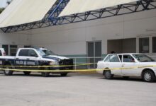 Al mediodía de este martes, una mujer fue atacada a balazos por los ocupantes de una motocicleta en la avenida Gasoducto, esquina con Francisco I. Madero, en la junta auxiliar de San Pablo Xochimehuacan. Sus familiares la trasladaron en un vehículo Tsuru color blanco al Hospital de Traumatología y Ortopedia del Estado, donde desafortunadamente llegó sin vida. Los médicos del nosocomio ya no pudieron hacer nada debido a las lesiones que presentaba.