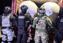 Elementos de la Secretaría de Seguridad Pública (SSP), en coordinación con la Secretaría de Marina (SEMAR) y la Guardia Nacional (GN), realizaron dos operativos simultáneos en este municipio, logrando el aseguramiento de vehículos y combustible de dudosa procedencia, así como la detención de una persona.